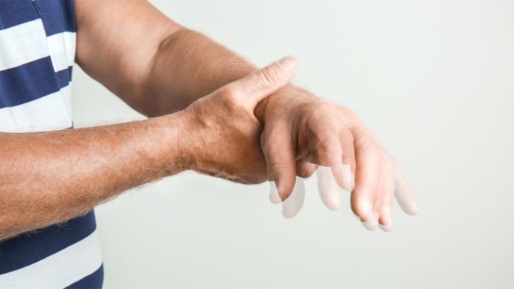 Homem com tremor nas mãos