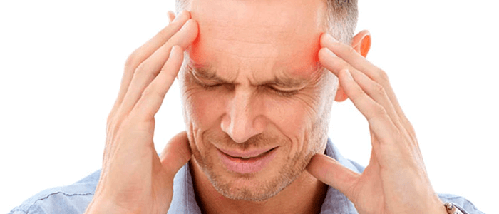 Homem com enxaqueca
