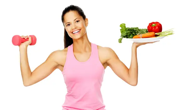 Imagem de mulher fazendo exercício e tendo boa alimentação, que servem como prevenção do Alzheimer