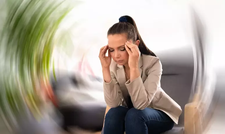 Mulher ansiosa com tontura