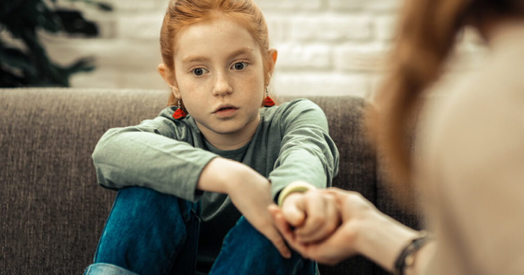 Criança tendo crise de ausência