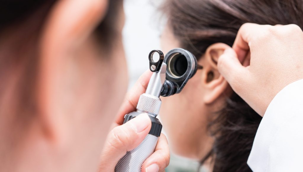Imagem de otorrinolaringologista examinando o ouvido