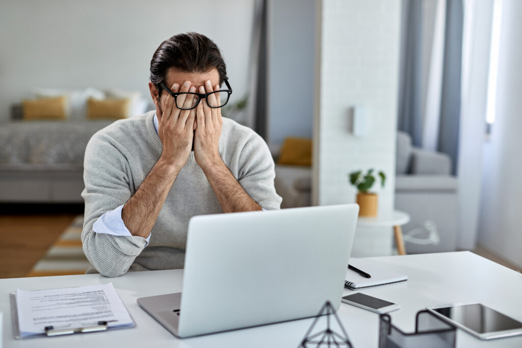Homem jovem esquecido e cansado, sobrecarregado