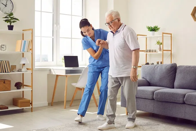 Imagem de senhor com AVC fazendo fisioterapia para reabilitação