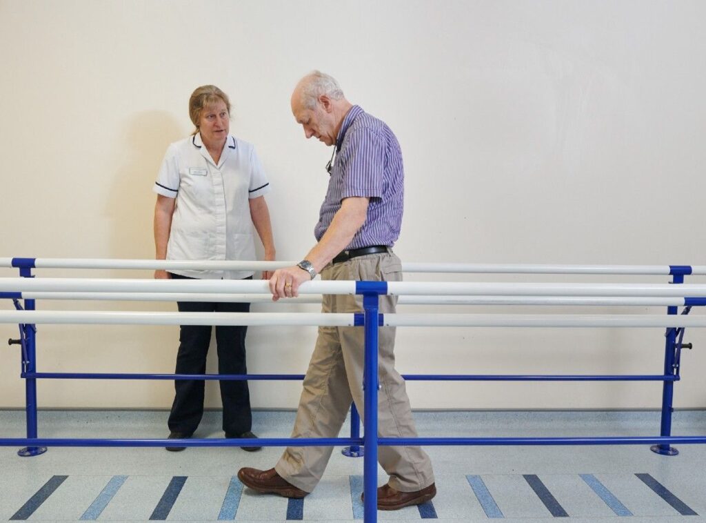 Paciente com parkinson fazendo fisioterapia para marcha