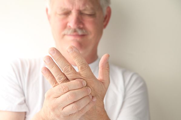 Paciente idoso com formigamento na mão