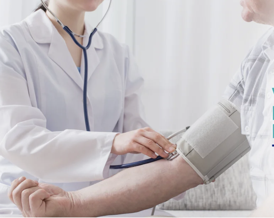 Médica medindo a pressão arterial