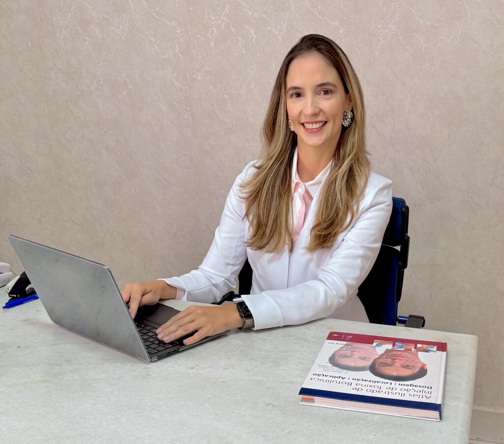 Foto da Dra Viviane neurologista em seu consultório